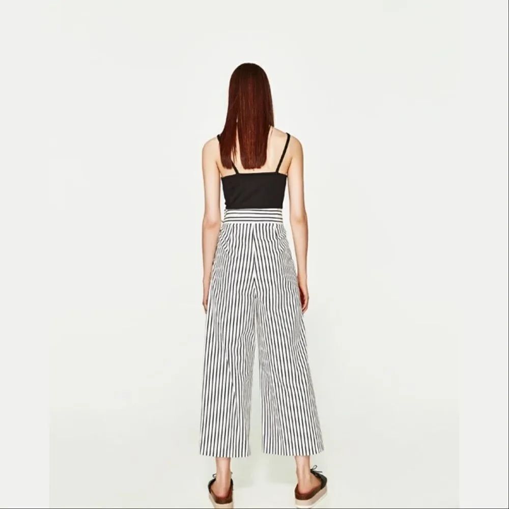 ✨ZARA LACE-UP CROP TOP✨ - Picture 3 of 6